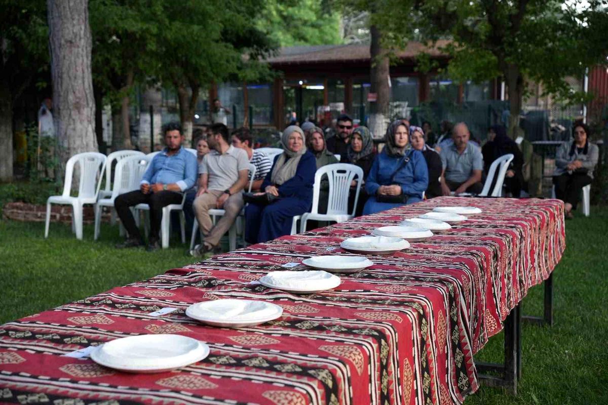 Bolvadin'de geleneksel kaymak yarışması yapıldı, Kemal Yaman birinci oldu.