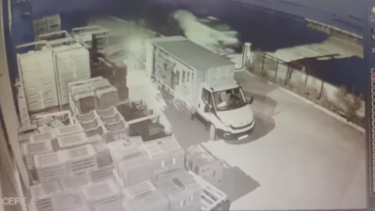 Afyonkarahisar'da kamyonetin traktöre çarptığı trafik kazası.