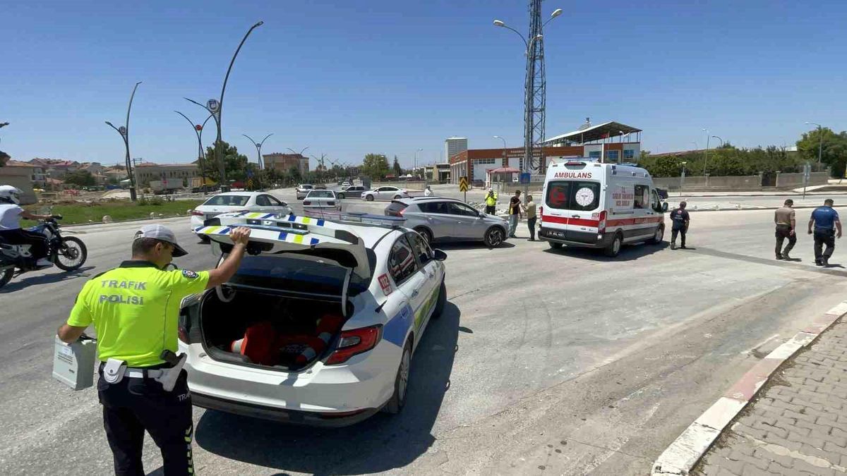 Karaman'da otomobille çarpışan motosikletin sürücüsü yaralandı