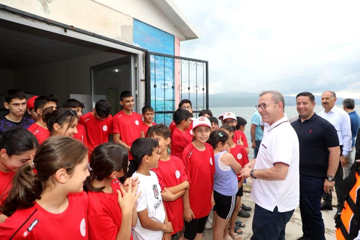 Çıldır Gölü'nde Optimist Yelken eğitimi alan sporcular.