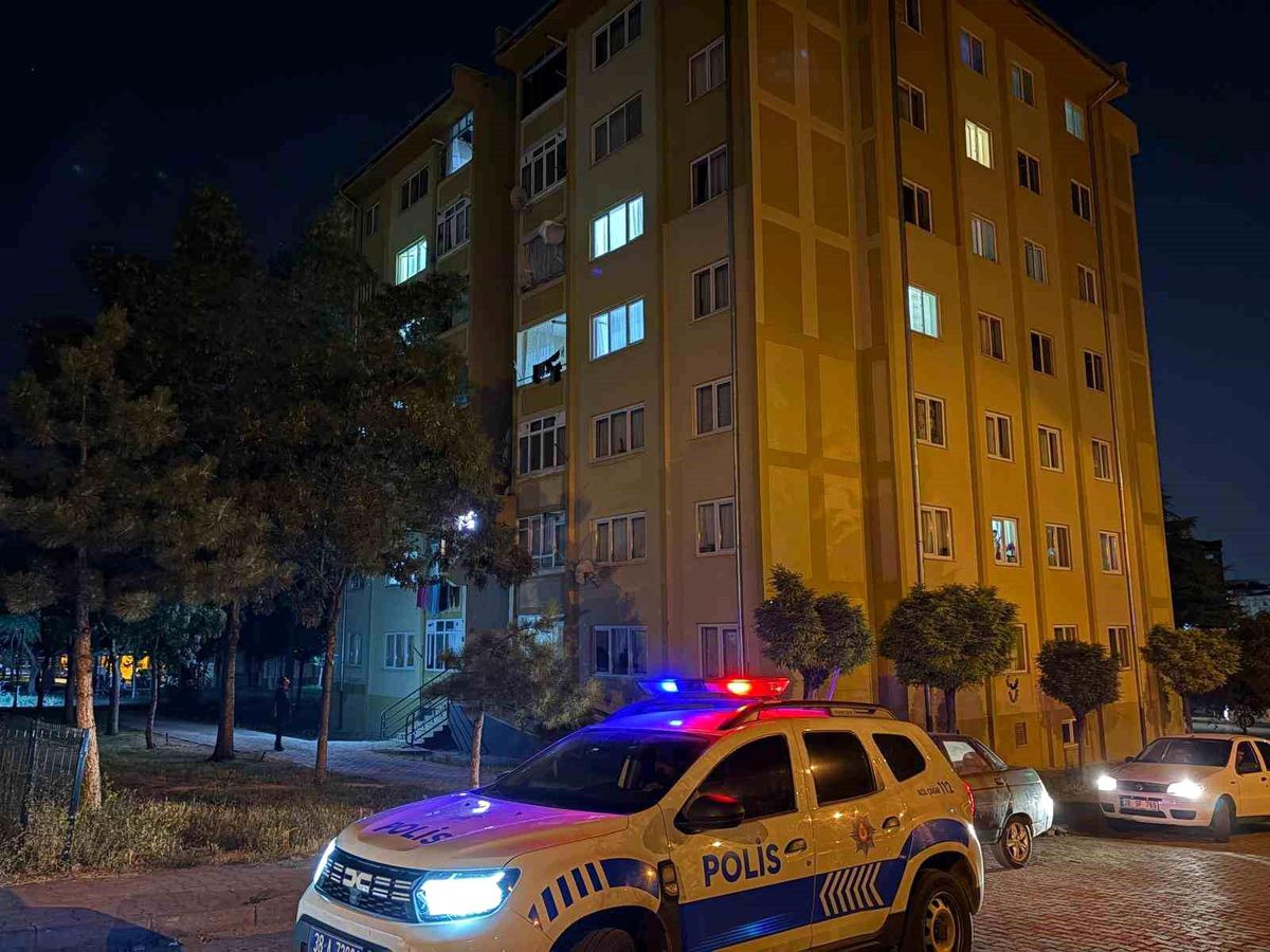 Kayseri'de 3. kattan düşen çocuğun hastaneye kaldırılması