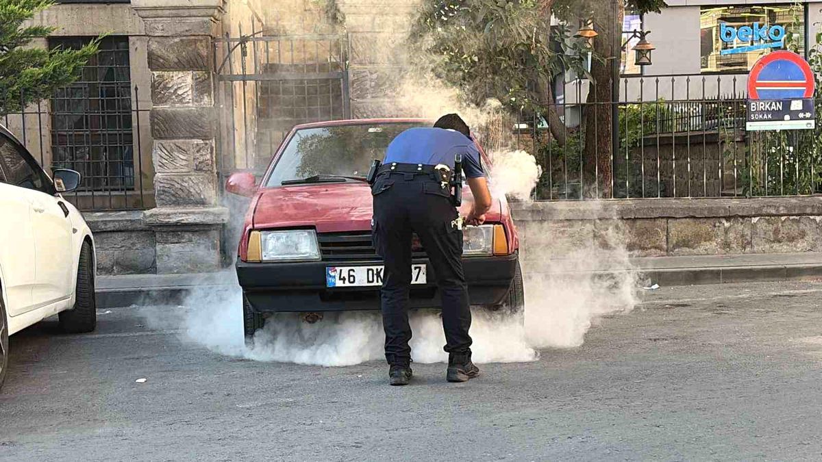 Kayseri'de park halindeki bir otomobilin motor kısmında çıkan yangın polis ekipleri tarafından söndürülüyor.
