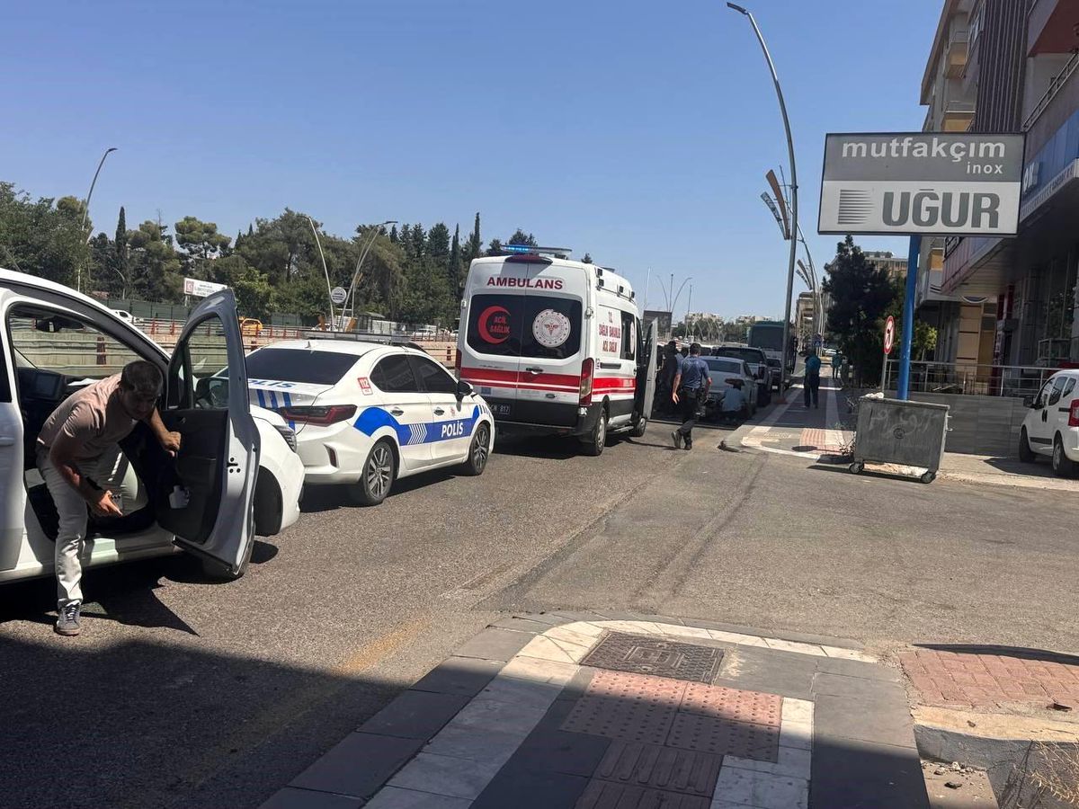 Kontrolden çıkarak devrilen motosikletin sürücüsü yaralandı