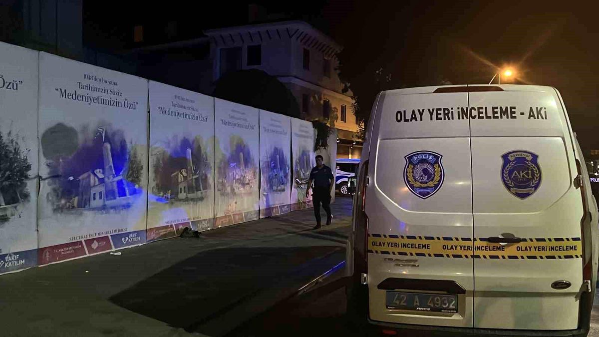 Konya Selçuklu'da bıçaklı kavga sonrası olay yeri incelemesi yapan polis ekipleri.