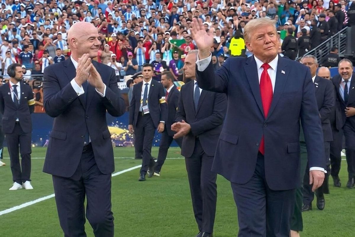 Kupayı vermek için sahaya çıkan Donald Trump hayatının şokunu yaşadı
