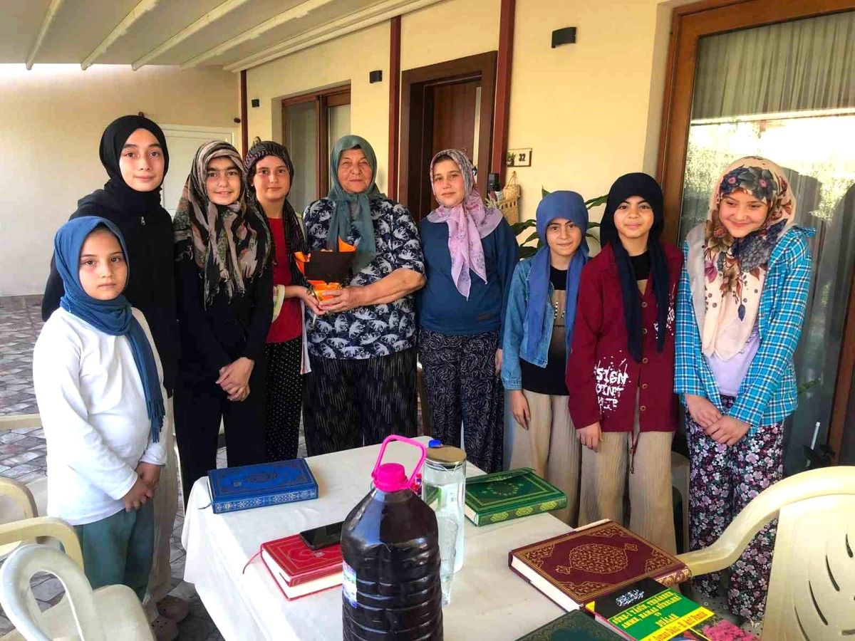 Sarıgöl'de Kur'an kursu öğrencileri, Kıbrıs gazisi merhum Hüseyin Gürbüzer'in eşi Hatice Gürbüzer'i ziyaret ediyor.