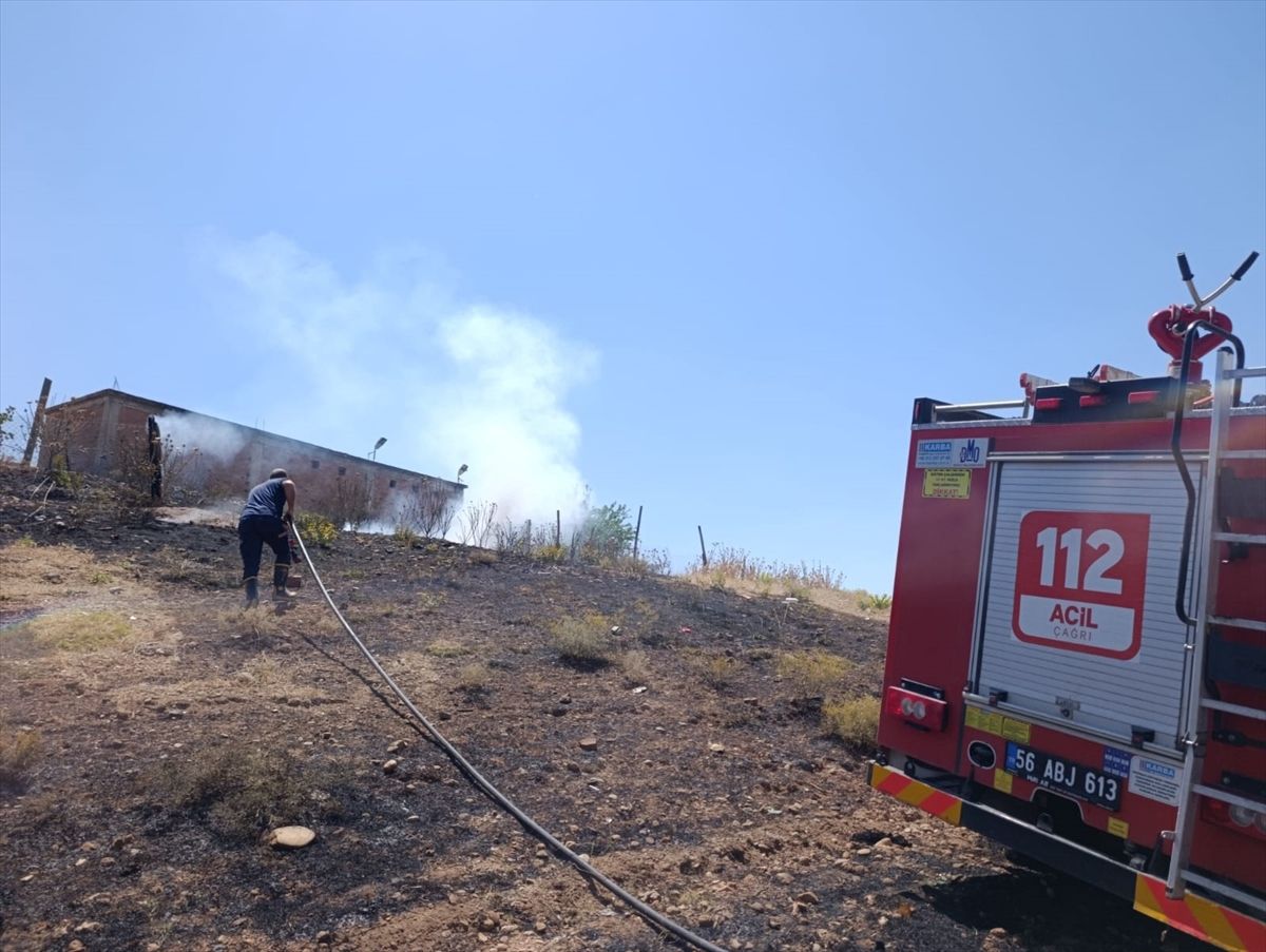 Kurtalan'da itfaiye ekipleri çıkan yangınları söndürdü