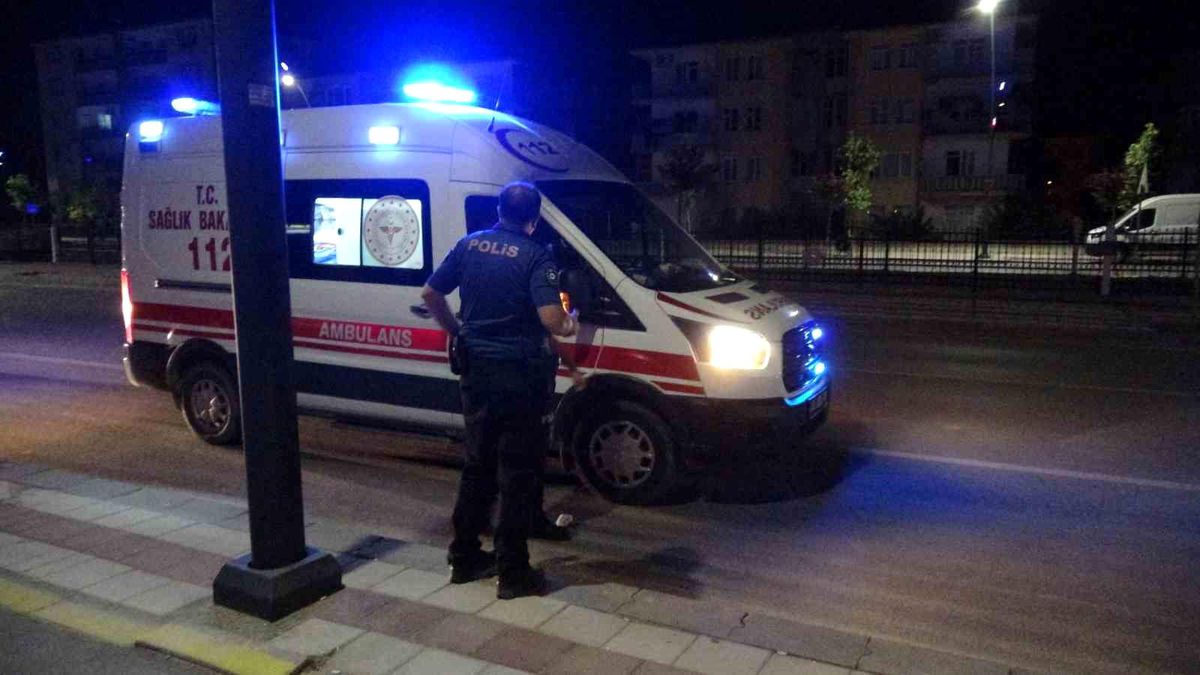 Malatya'da silahlı kavgada yaralanan kişilerin hastaneye kaldırılması.