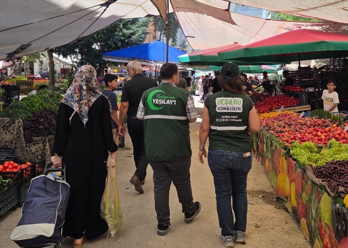 Yeşilay gönüllüleri Mardin'de semt pazarında vatandaşlara bağımlılıkla mücadele konusunda bilgi veriyor.