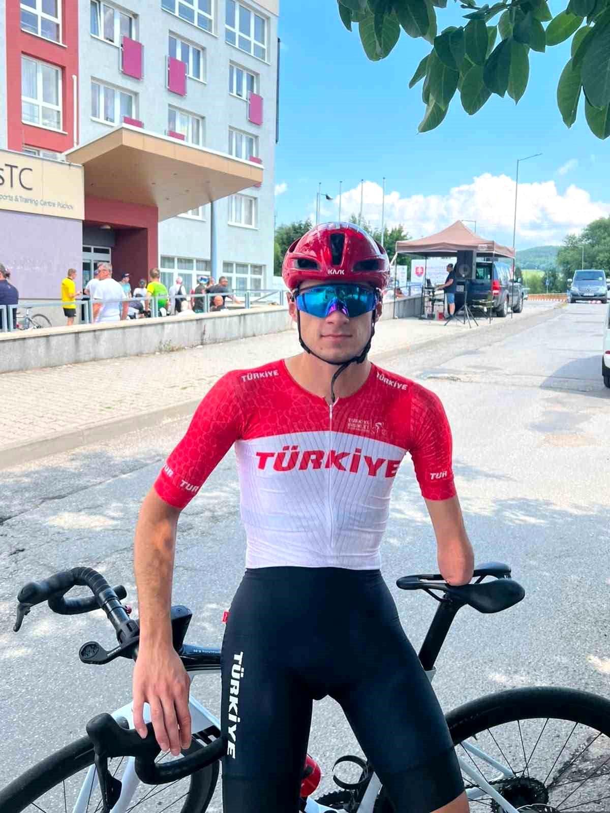 Milli para-bisikletçi Mehmet Keskin yarışırken