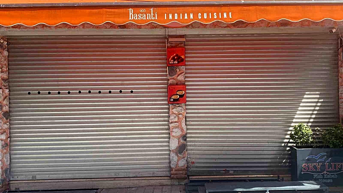Mühürlü boş dükkandan yayılan kötü koku ekipleri harekete geçirdi