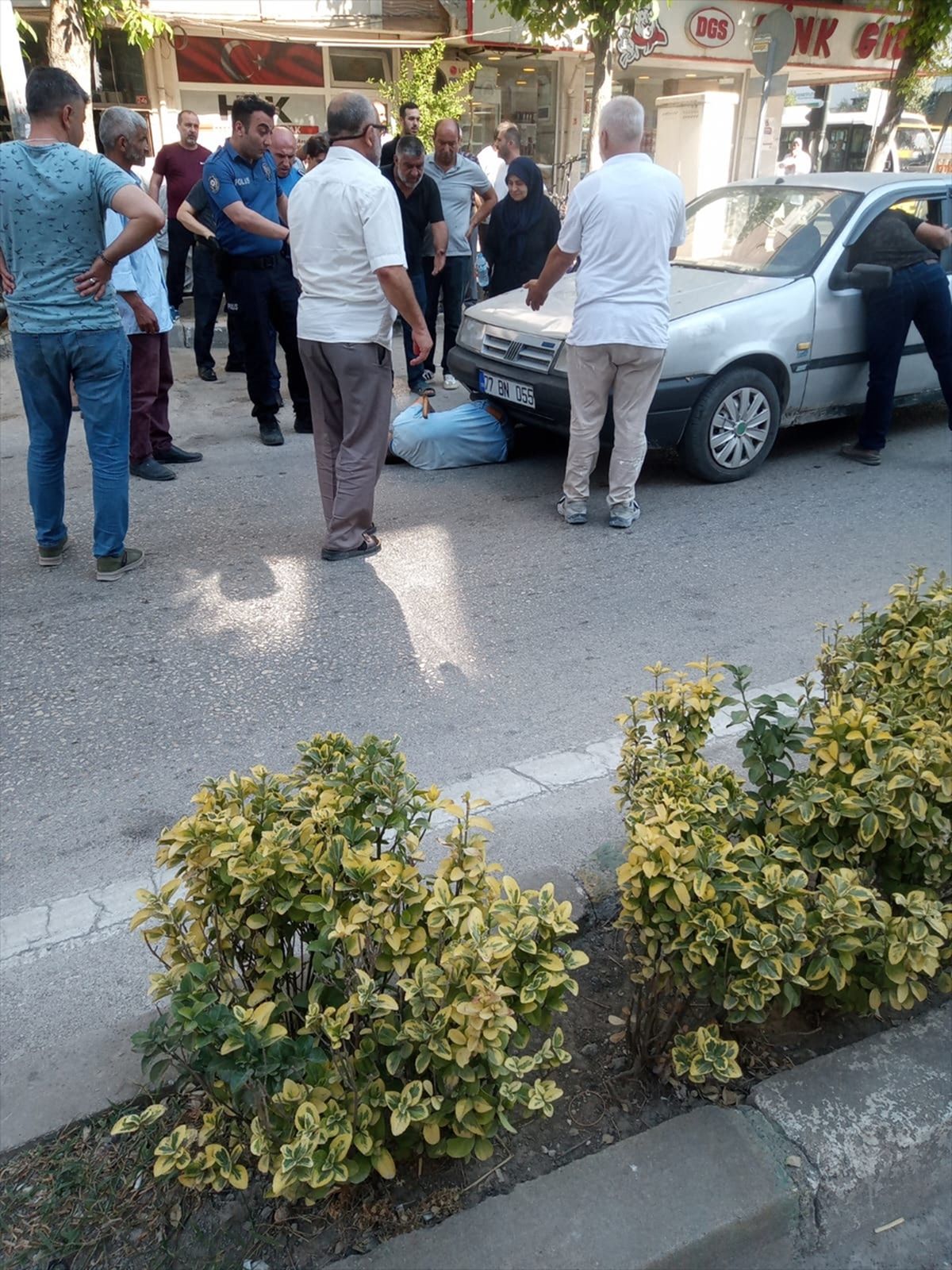 Mustafakemalpaşa'da otomobilin çarptığı yaya yaralandı