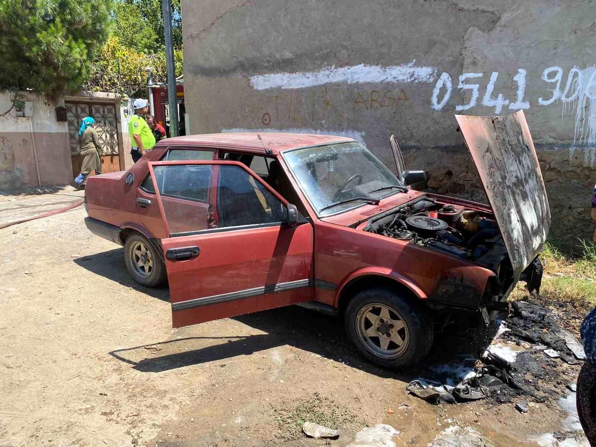 Nazilli'de park halindeki bir otomobilin alev aldığı an.