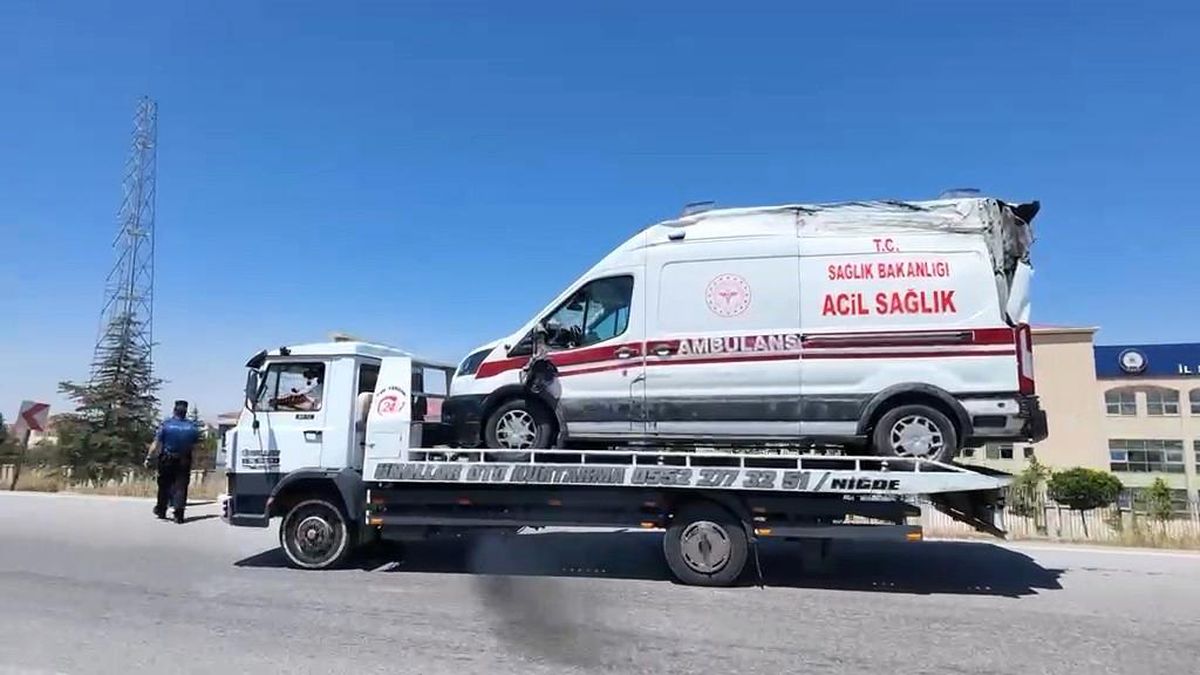 Niğde'de ambulans ile otomobil çarpıştı: 3'ü sağlık çalışanı 5 yaralı