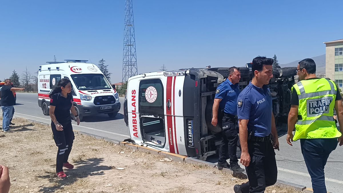 Niğde-Kayseri kara yolunda ambulans ile otomobilin çarpışmasının ardından olay yeri