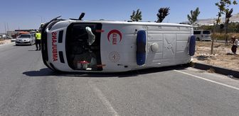 Niğde'de ambulans ile otomobilin çarpıştığı kazada 5 kişi yaralandı