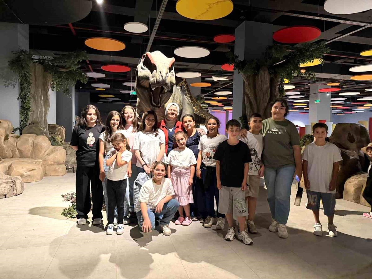 Boğaziçi Genç Ofis Yaz Kulübü öğrencileri Sıfır Atık Oyuncak Müzesi'ni ziyaret ederken çekilmiş bir fotoğraf.