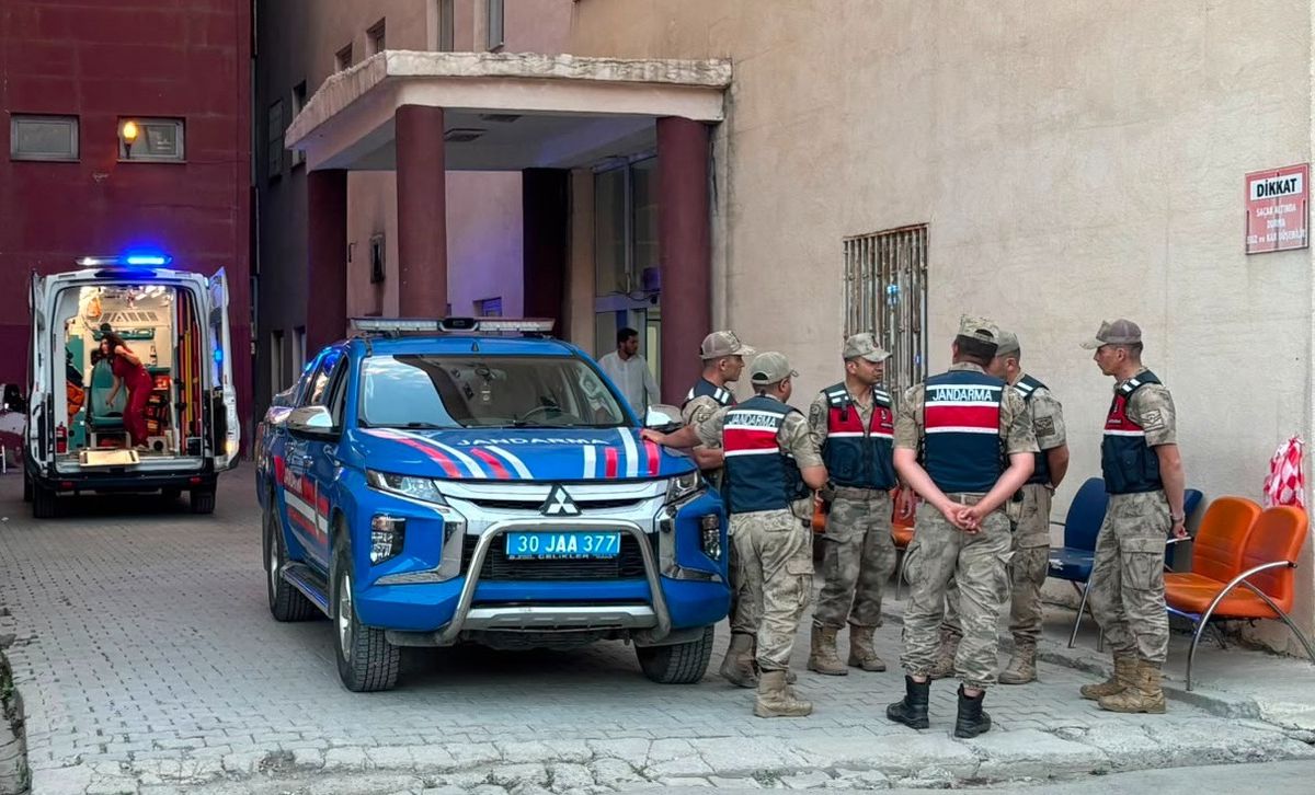 Hakkari'de kaybolan dağcı Yüksel Işık'ın cenazesinin helikopterle hastane morguna nakledilmesi.