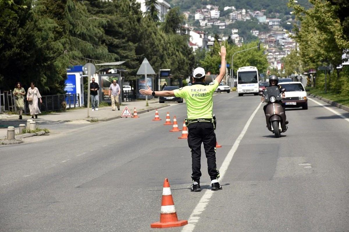 Ordu'da trafik denetimi yapan polis ekipleri ve kontrol edilen araçlar.