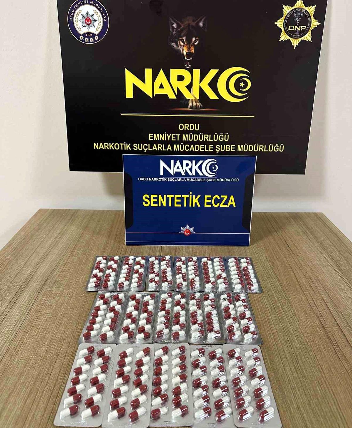 Ordu'da uyuşturucu operasyonu sonucu polis ekipleri tarafından el konulan maddeler.