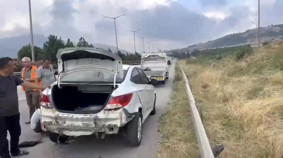 Osmaniye'de bariyerlere çarpan otomobilin görüntüsü.