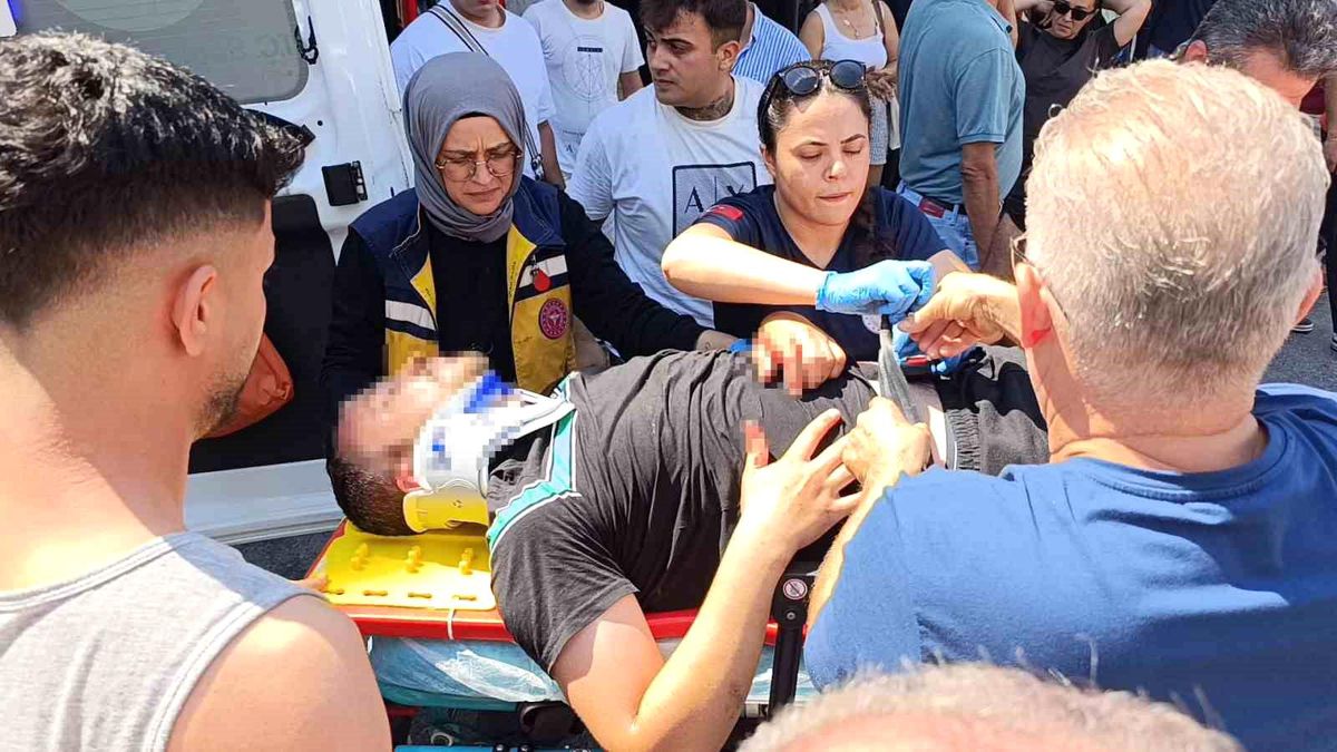 Otomobil ile çarpışan motosikletli metrelerce havaya savruldu
