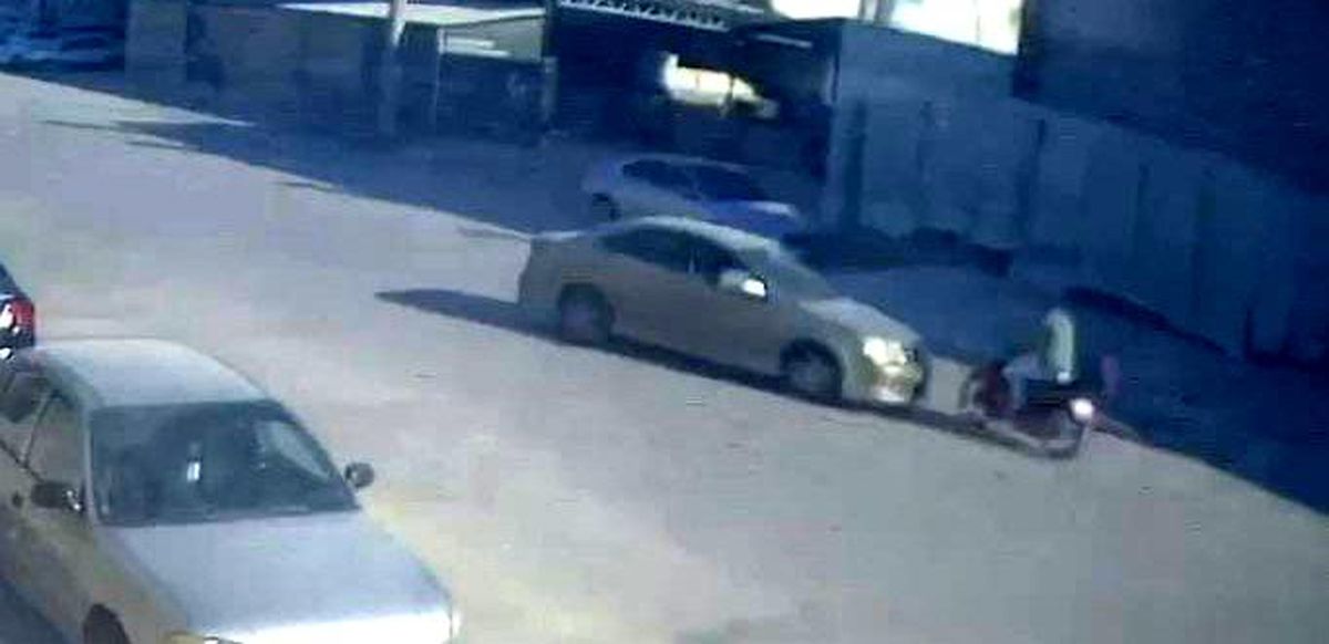 İnegöl'de otomobil ile motosikletin çarpıştığı kaza anı.