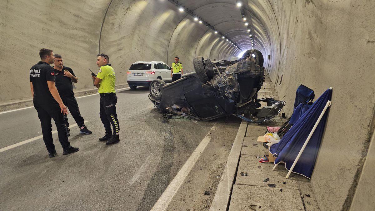 Zonguldak'ta bir tünelde meydana gelen trafik kazasında takla atmış otomobil.