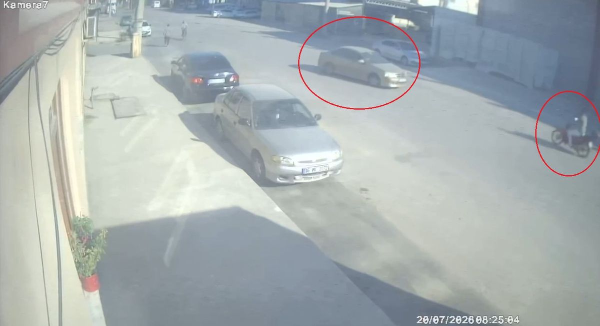 Bursa İnegöl'de meydana gelen trafik kazasında bir motosikletin otomobil tarafından çarpılması.