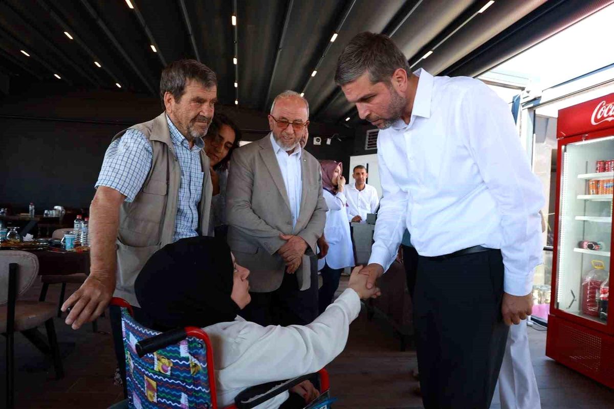 Elazığ'da düzenlenen bir gastronomi etkinliğinde özel bireylerin mutluluğu.