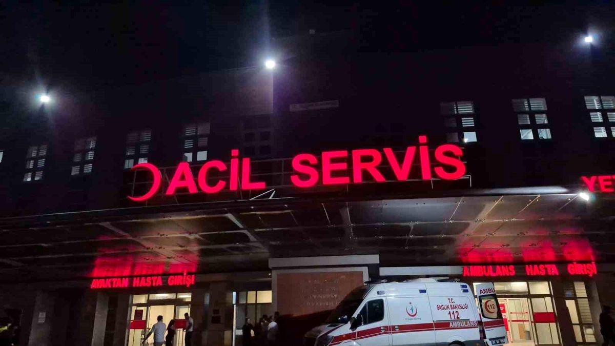 Eskişehir'de plakasız motosiklet sürücüsünün çarptığı bekçi yere yığılmış halde.