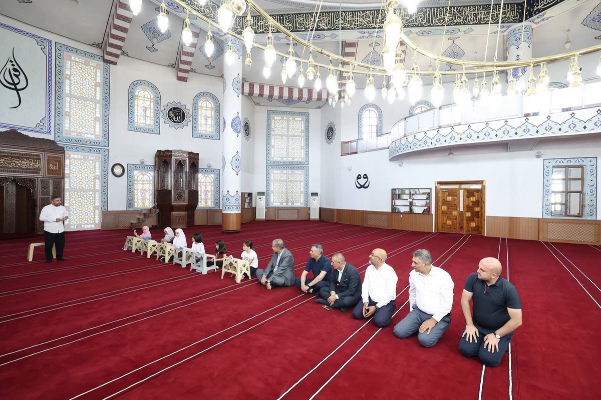 Ağrı İbrahim Çeçen Üniversitesi Rektörü Prof. Dr. İlhami Gülçin, Kur'an kursu öğrencileriyle bir araya geldi.