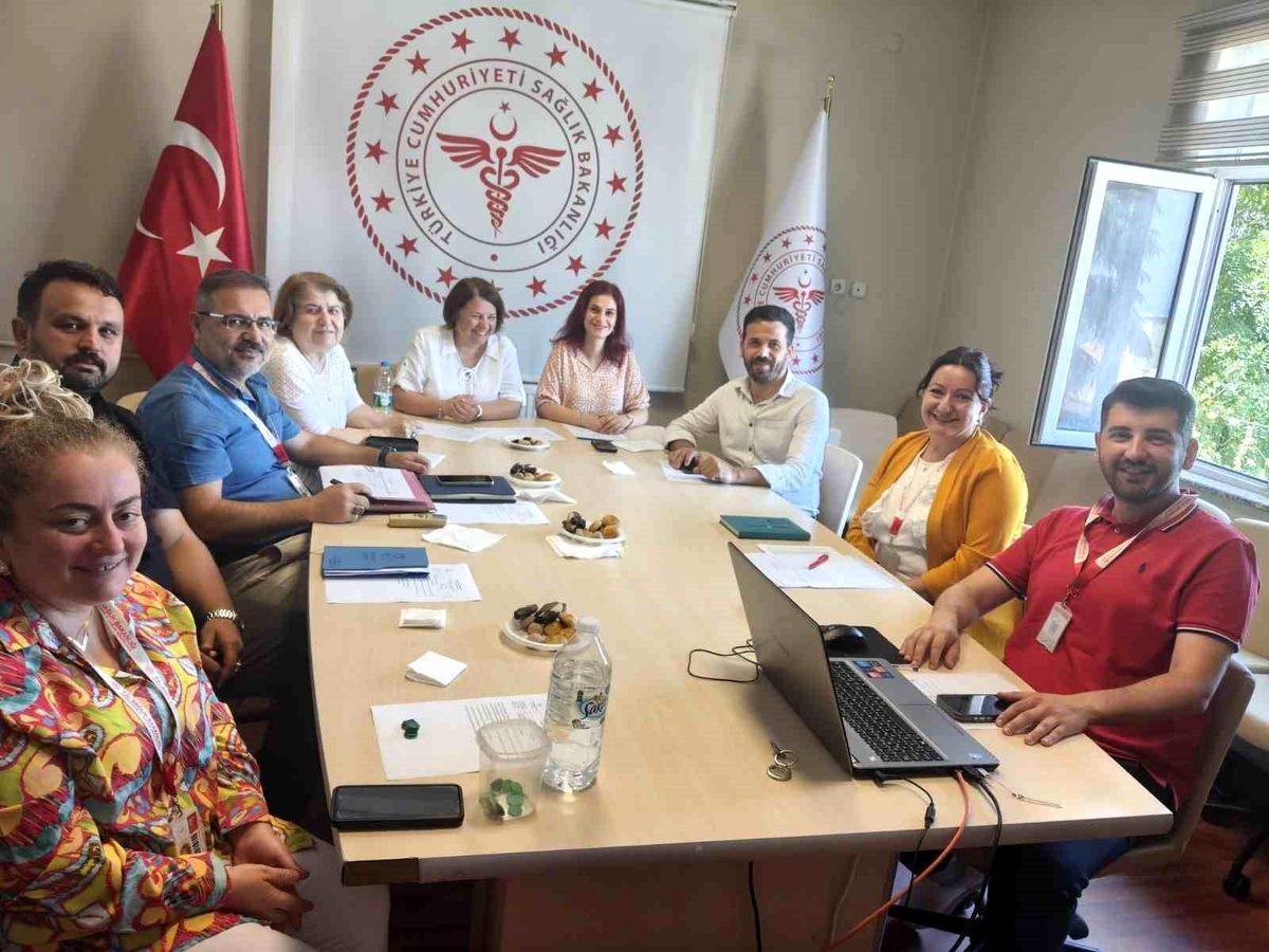 Zonguldak İl Sağlık Müdürlüğü binası önünde çekilmiş bir fotoğraf.