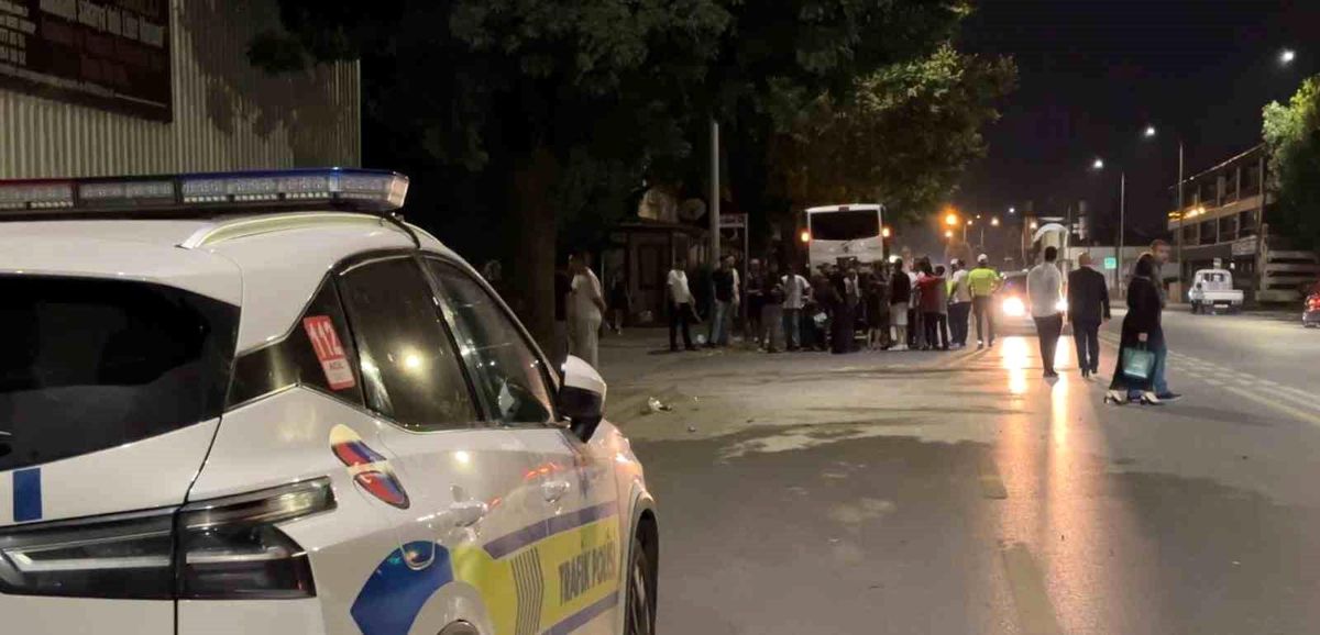 Sakarya'da meydana gelen trafik kazasında iki motosiklet bir hafif ticari araçla çarpıştı.