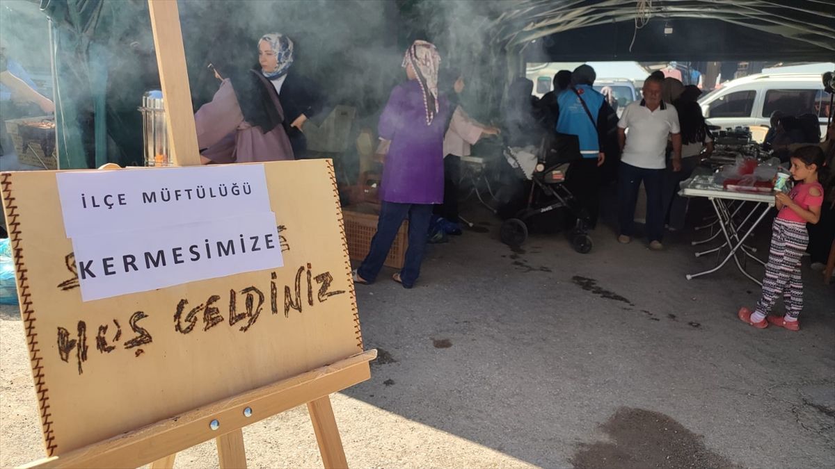 Sarıoğlan'da düzenlenen hayır kermesinde 210 çeşit yiyecek ve içecek satışa sunuldu.