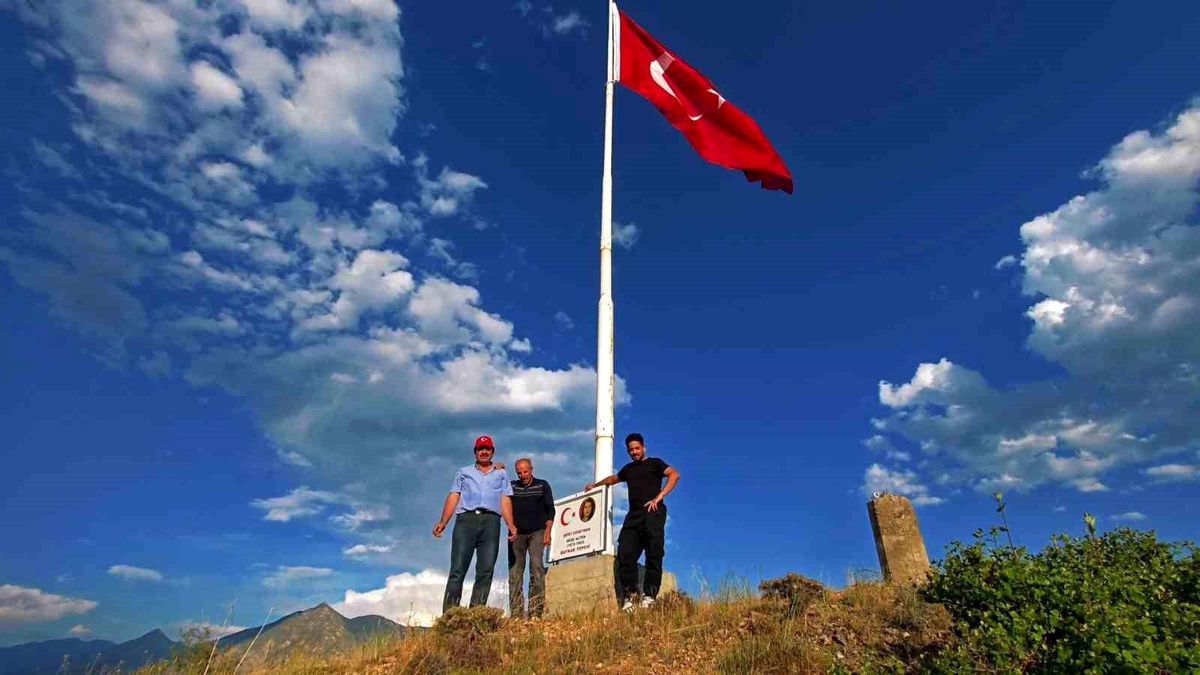 1215 rakımlı tepeye dikilmiş 16 metre yüksekliğindeki Türk bayrağı