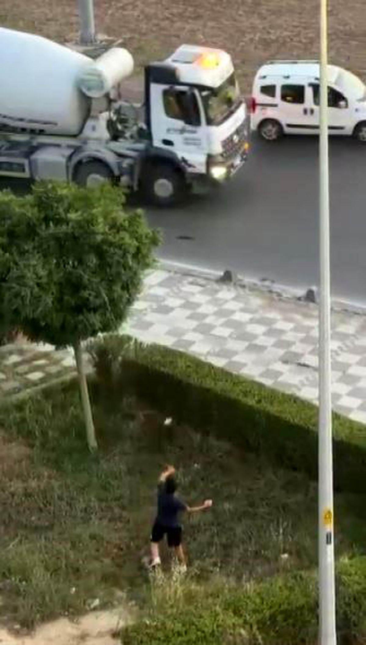 Tekirdağ'da seyir halindeki tırlara taş atan iki şüpheli güvenlik kamerası görüntüsü.