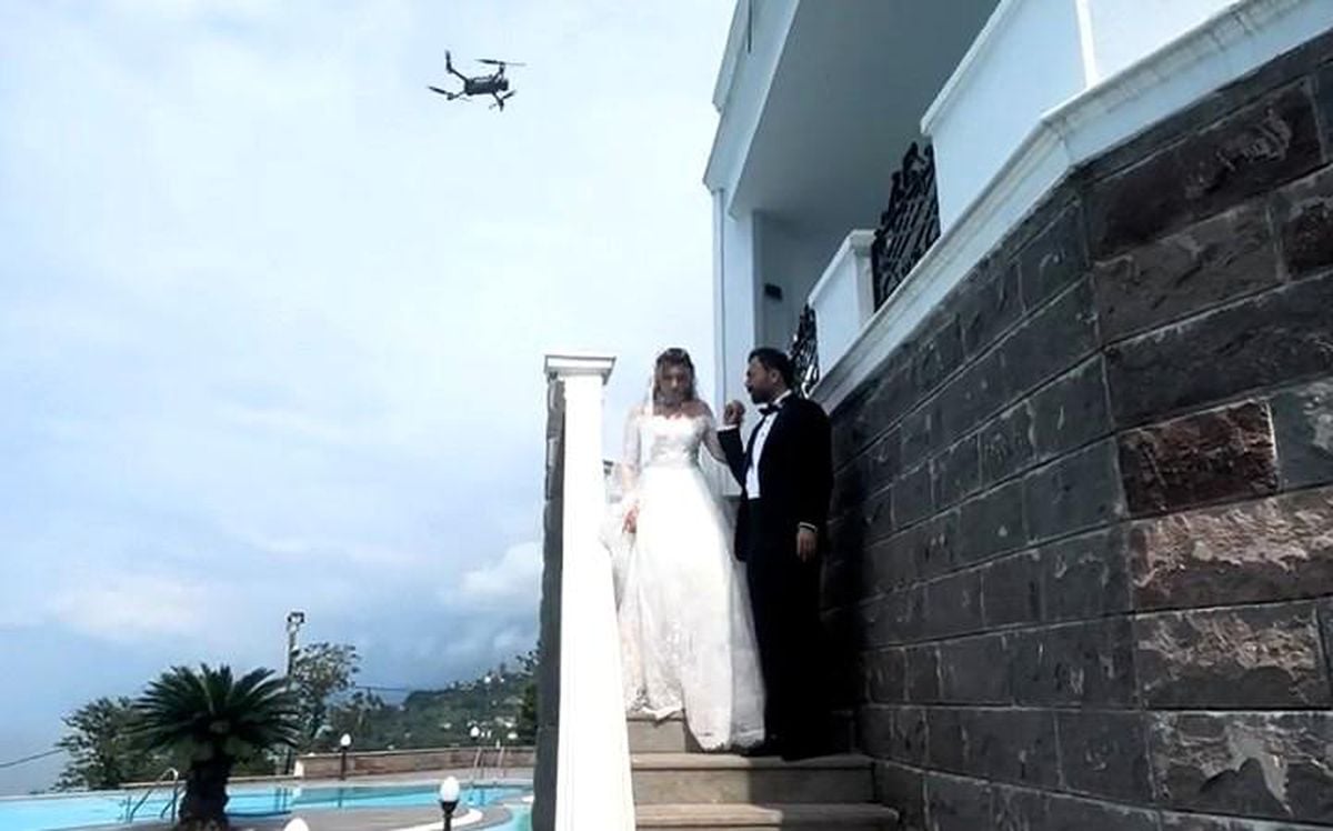 Sıcaktan bunalan gelini dron ile serinletti
