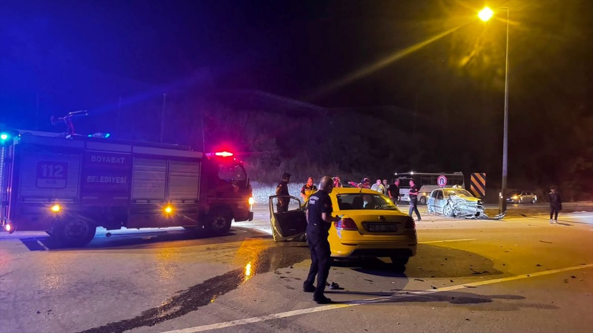 Sinop'ta otomobil ve taksinin çarpıştığı kazada 2 kişi yaralandı