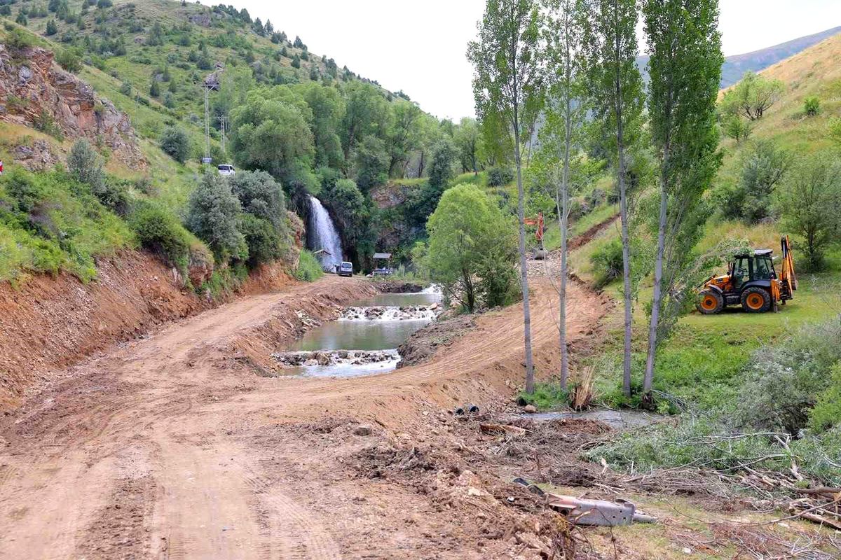 Sırakayalar Şelalesi'nde çevre düzenleme çalışmaları sürüyor