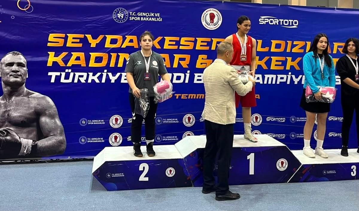 Sivaslı boksör Ecrin'den Türkiye ikinciliği