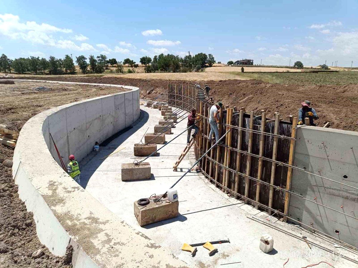 Tomarza'da Sosun Deresi Taşkın Koruma Projesi'nde tamamlanan beton duvarlar