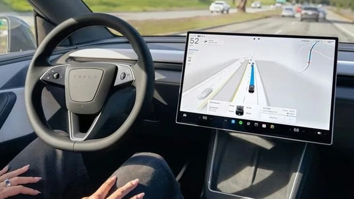 Tesla'nın otonom sürüş teknolojisi gösteren bir araç iç görünümü.