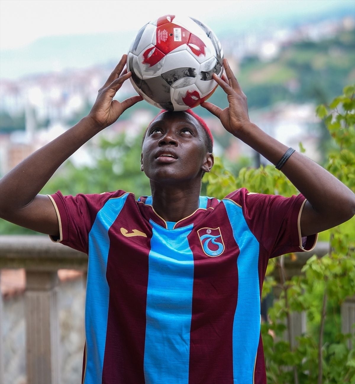 Trabzonspor Kadın Futbol Takımı, Zeynep Akdeniz ve Violah Nambi'yi kadrosuna kattı