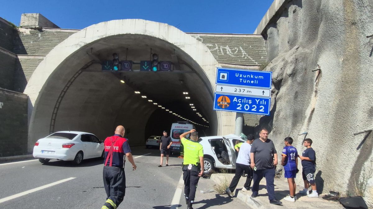 Zonguldak Uzunkum Tüneli girişinde meydana gelen trafik kazasında hasar gören otomobil.