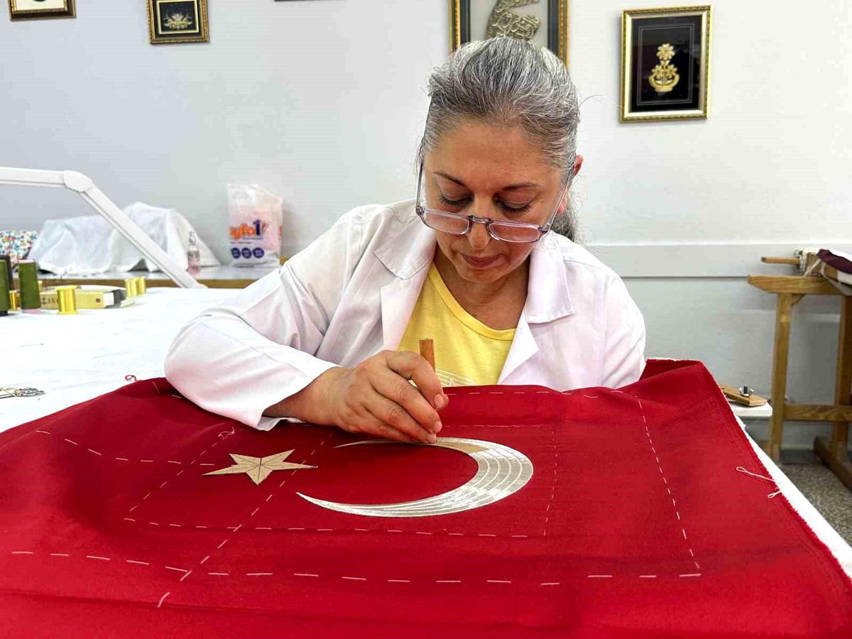 Türk bayrağı geleneksel sim sarma ve pesent teknikleriyle işleniyor