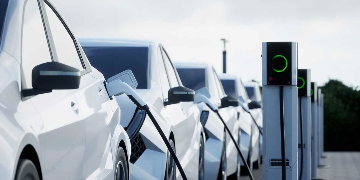 Türkiye'de elektrikli araç şarj istasyonunda şarj edilen bir elektrikli otomobil.