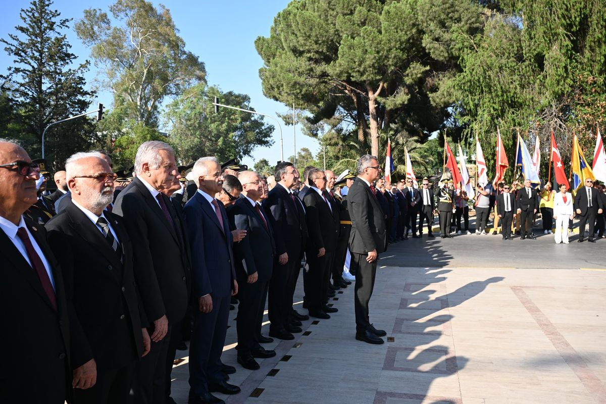 Bakan Uraloğlu, Kıbrıs Barış Harekatı'nın 52'nci yıl dönümünde Lefkoşa'da törene katıldı