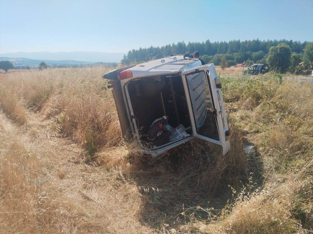 Uşak'ta otomobil şarampole devrildi, 3 kişi yaralandı