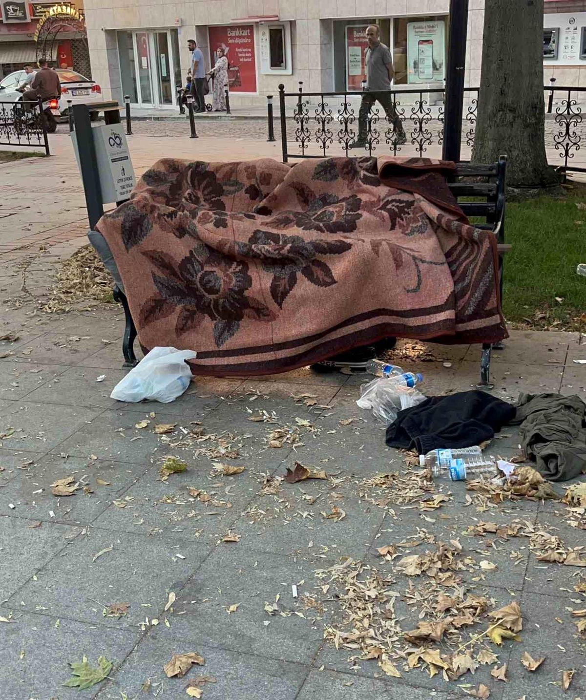 Uyuduğu bankta battaniyenin altından cansız bedeni çıktı